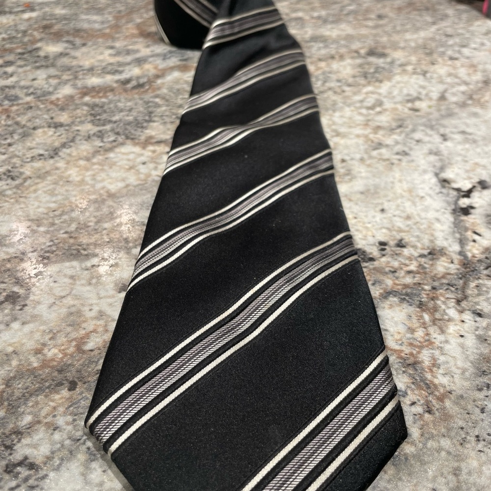 DONALD TRUMP Signature Collection 100% Silk Neck Tie Black & Gold Stripe…